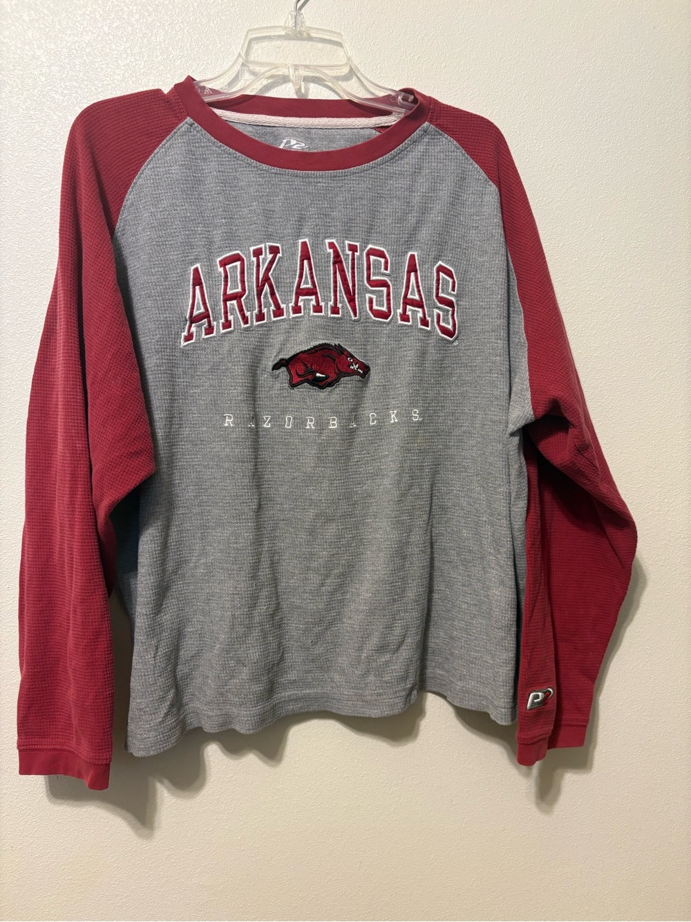 Arkansas Razorbacks woman’s Gray & Red Long-Sleeve Raglan Top